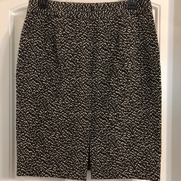 Harold’s Printed Black/Cream Skirt - Picture 2 of 4